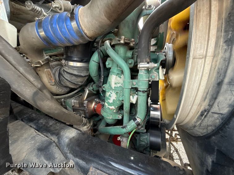 image for item FC4081 2015 Volvo VHD semi truck
