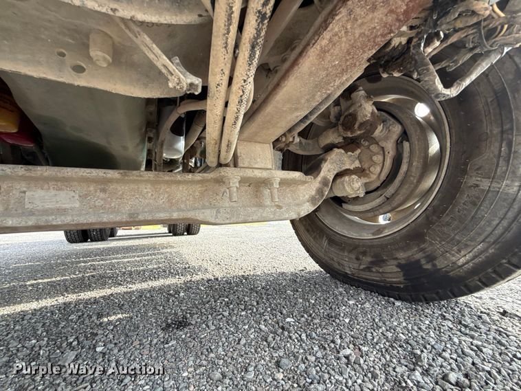 image for item FC4081 2015 Volvo VHD semi truck