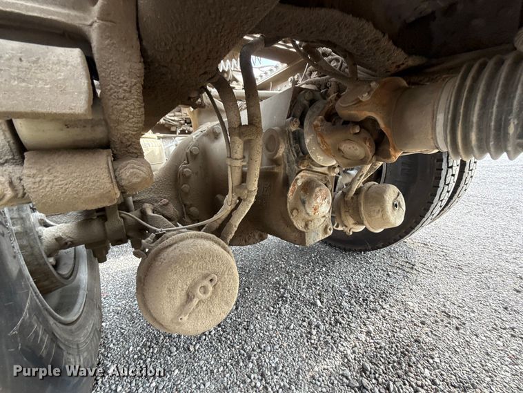 image for item FC4081 2015 Volvo VHD semi truck