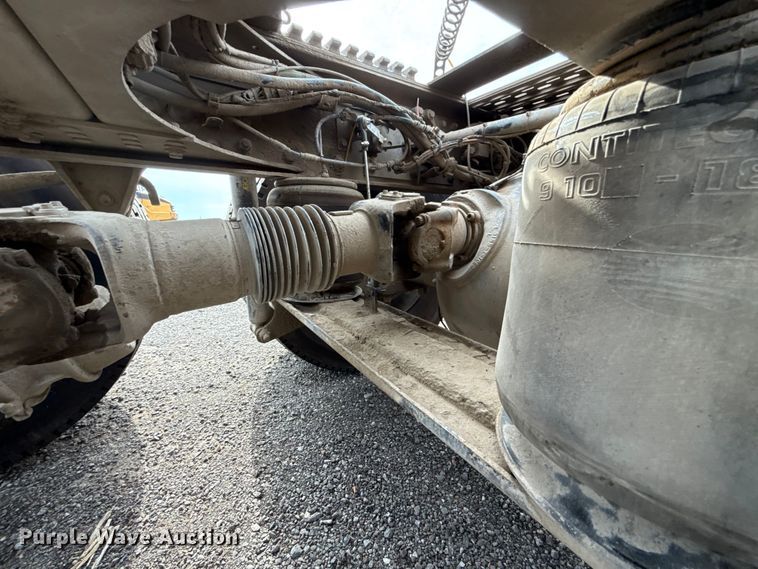 image for item FC4081 2015 Volvo VHD semi truck