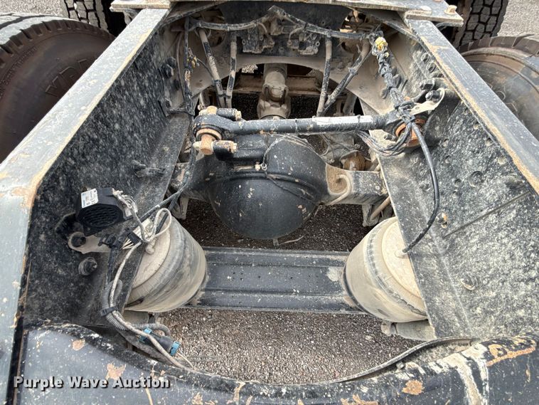 image for item FC4081 2015 Volvo VHD semi truck