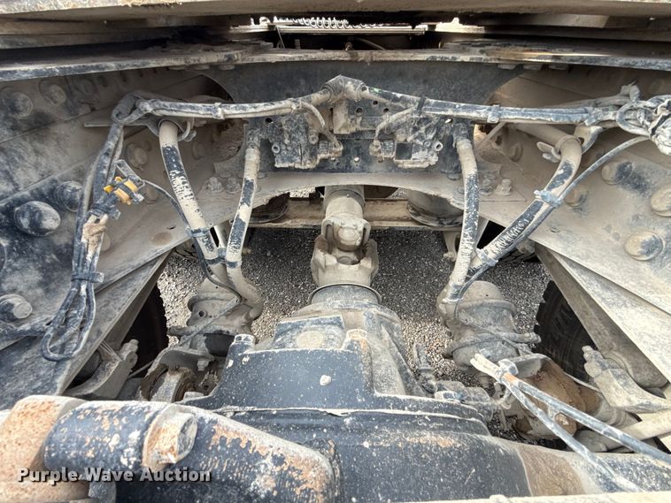 image for item FC4081 2015 Volvo VHD semi truck