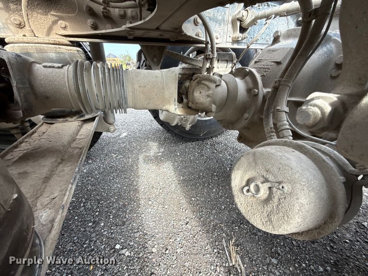 image for item FC4081 2015 Volvo VHD semi truck
