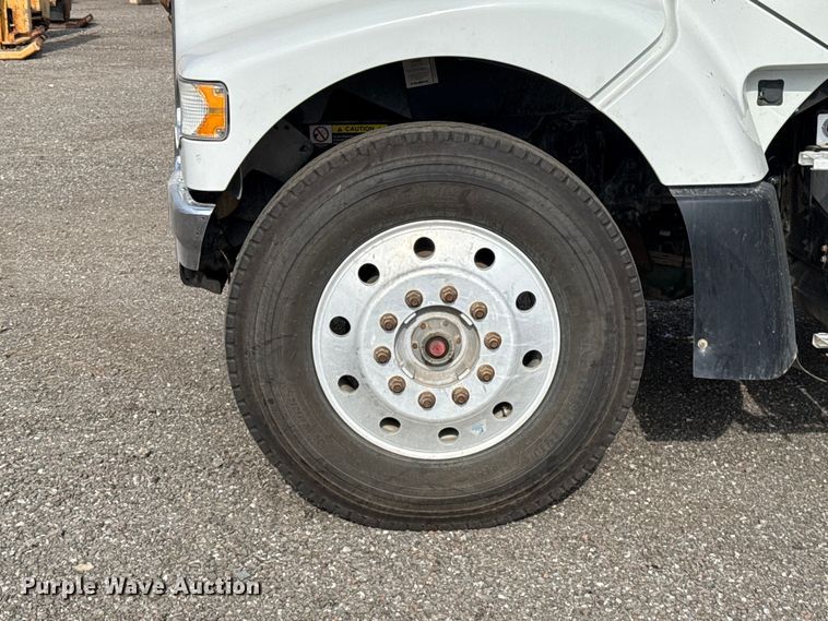 image for item FC4081 2015 Volvo VHD semi truck