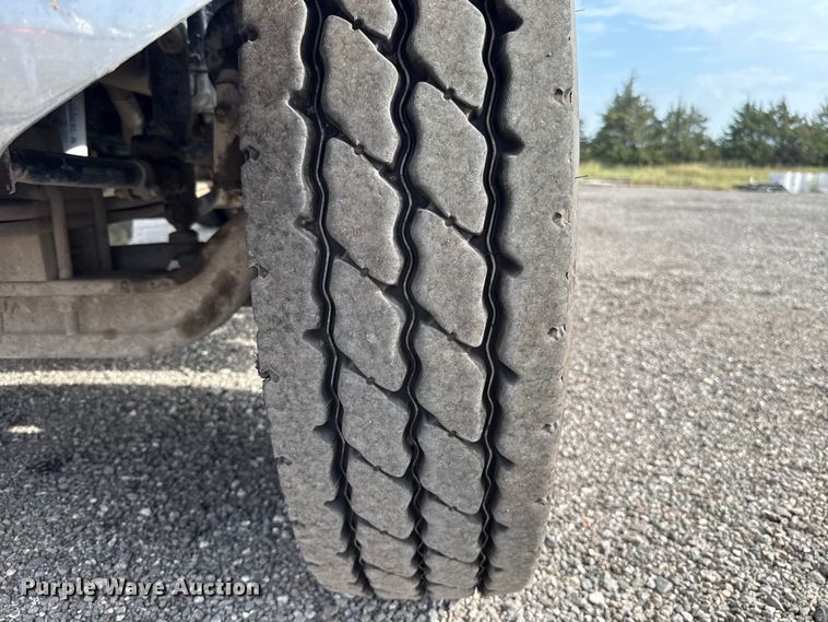 image for item FC4081 2015 Volvo VHD semi truck