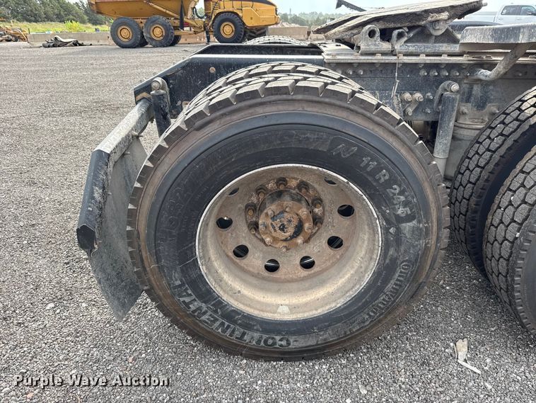 image for item FC4081 2015 Volvo VHD semi truck
