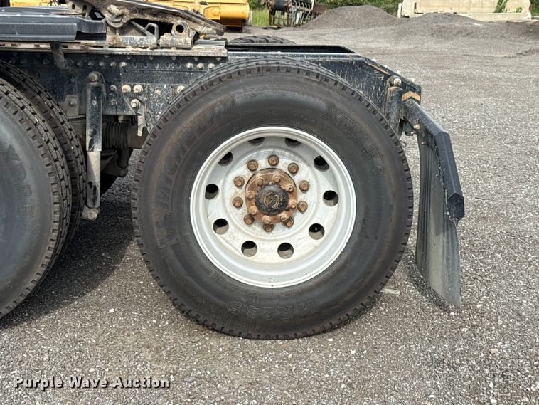 image for item FC4081 2015 Volvo VHD semi truck