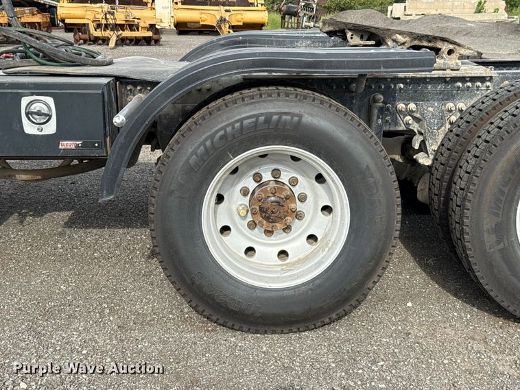 image for item FC4081 2015 Volvo VHD semi truck
