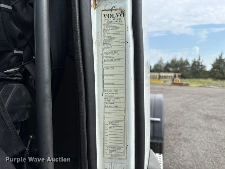 image for item FC4081 2015 Volvo VHD semi truck