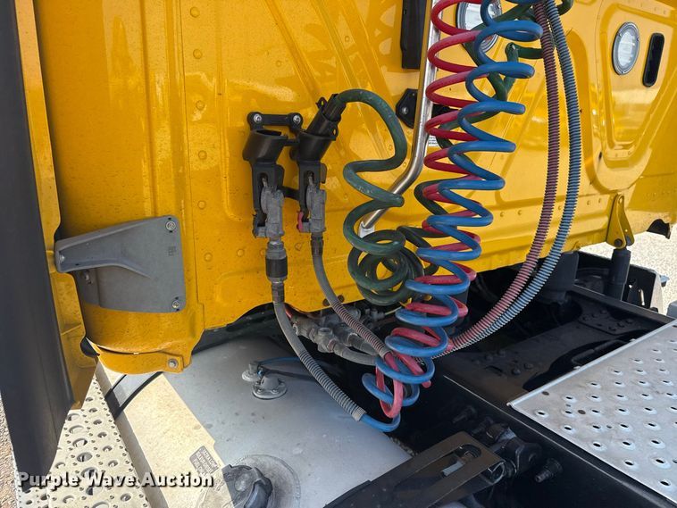 image for item FC4141 2021 Freightliner Cascadia 126 semi truck