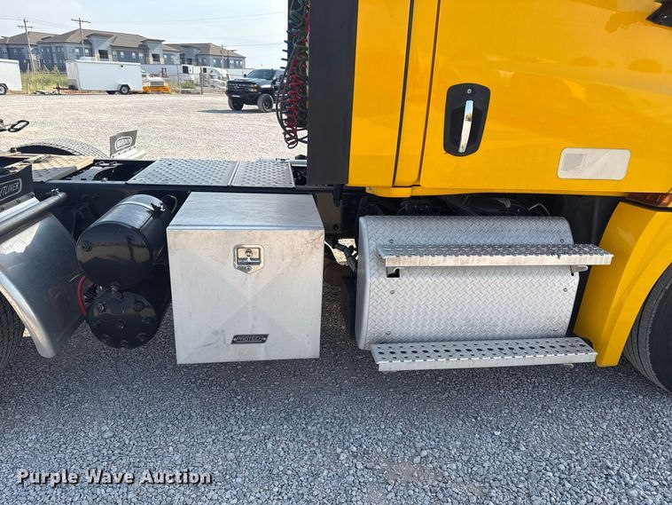 image for item FC4141 2021 Freightliner Cascadia 126 semi truck