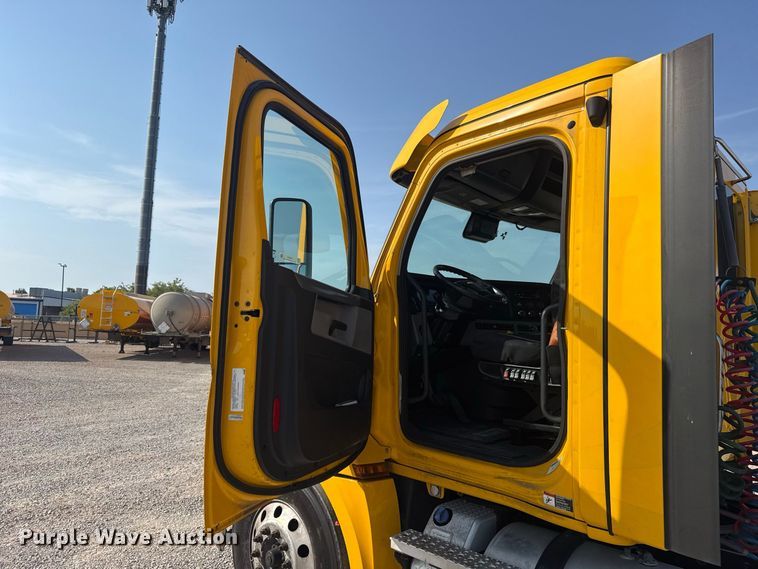 image for item FC4141 2021 Freightliner Cascadia 126 semi truck