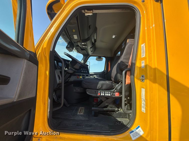 image for item FC4141 2021 Freightliner Cascadia 126 semi truck