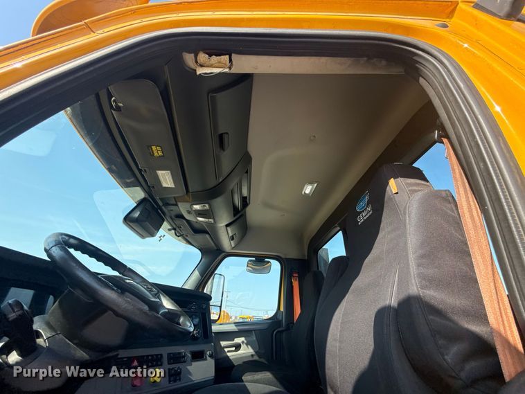 image for item FC4141 2021 Freightliner Cascadia 126 semi truck
