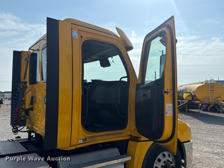 image for item FC4141 2021 Freightliner Cascadia 126 semi truck