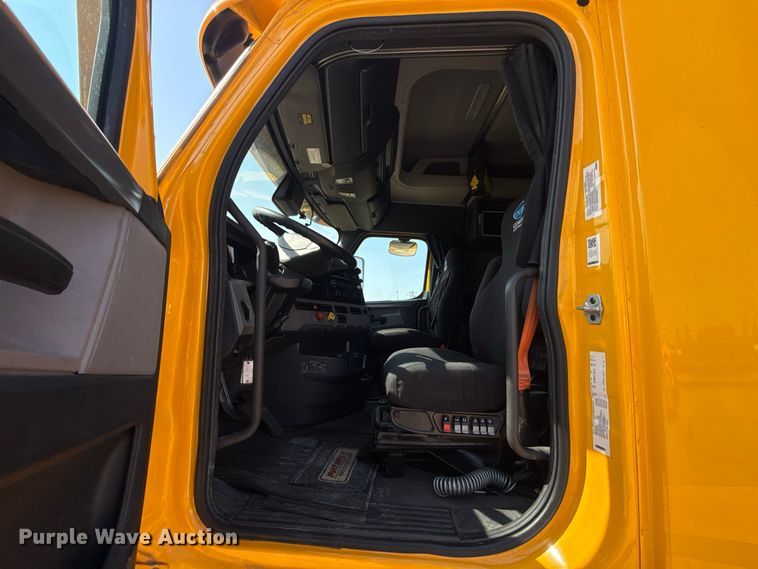 image for item FC4143 2022 Freightliner Cascadia 126 semi truck