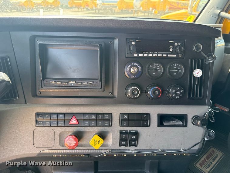 image for item FC4143 2022 Freightliner Cascadia 126 semi truck
