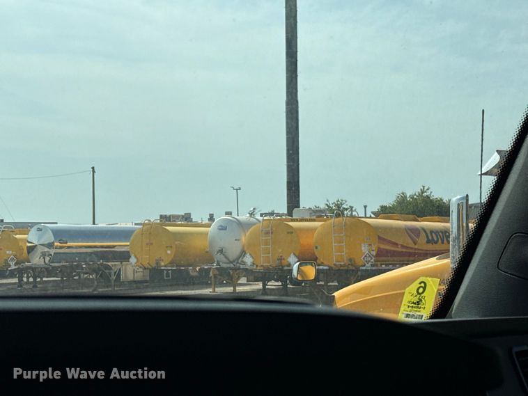 image for item FC4143 2022 Freightliner Cascadia 126 semi truck