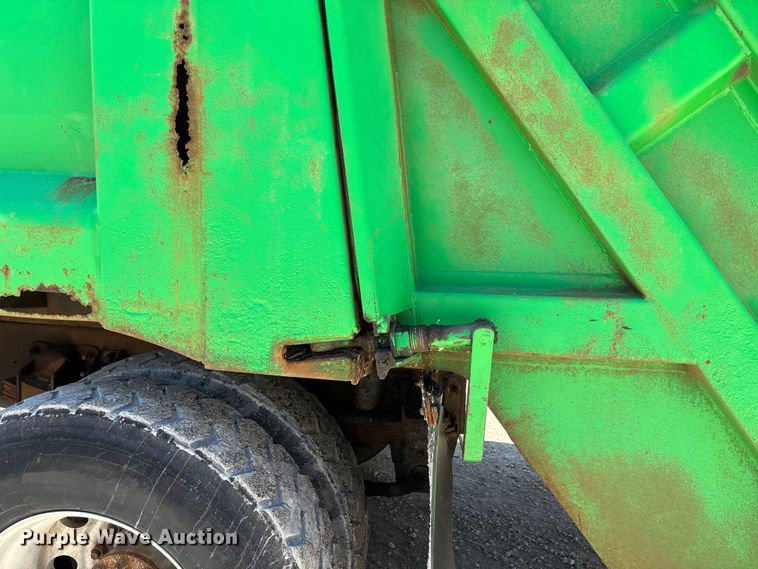 image for item FC4684 2005 Kenworth T300 refuse truck