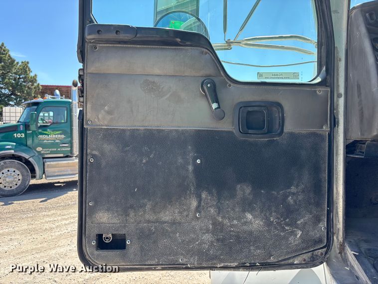 image for item FC4684 2005 Kenworth T300 refuse truck