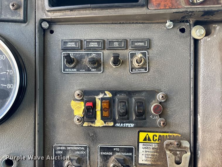 image for item FC4684 2005 Kenworth T300 refuse truck