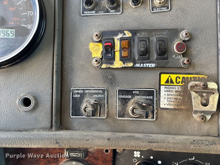 image for item FC4684 2005 Kenworth T300 refuse truck