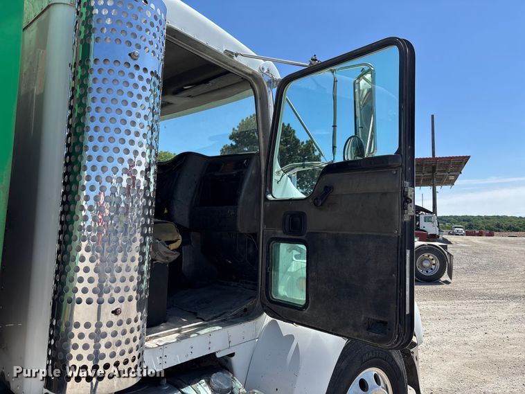 image for item FC4684 2005 Kenworth T300 refuse truck