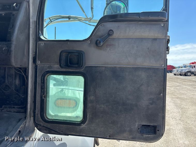 image for item FC4684 2005 Kenworth T300 refuse truck