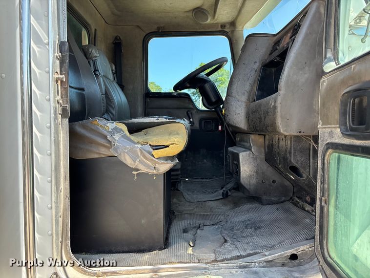 image for item FC4684 2005 Kenworth T300 refuse truck