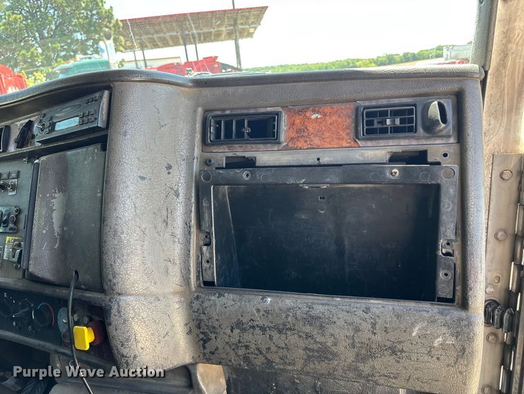 image for item FC4684 2005 Kenworth T300 refuse truck
