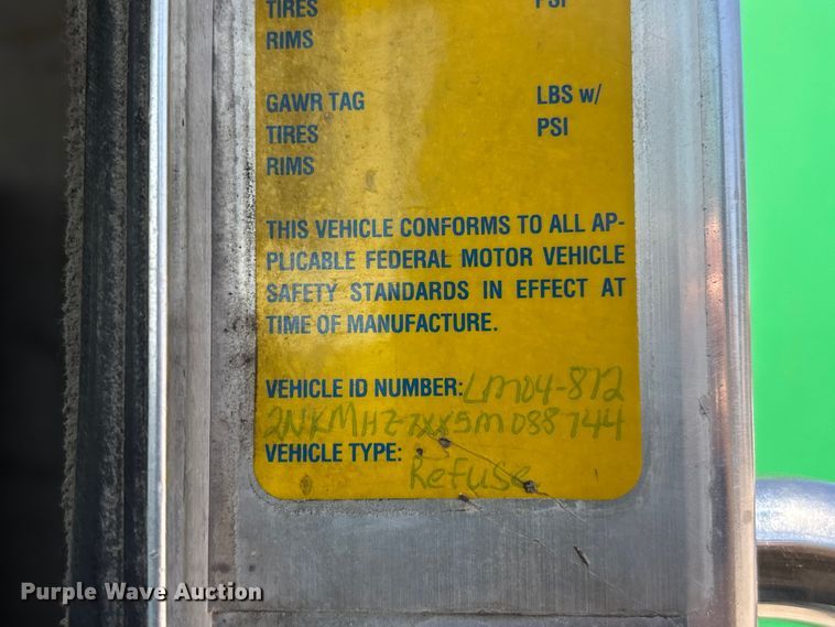 image for item FC4684 2005 Kenworth T300 refuse truck