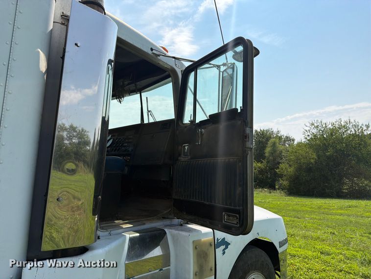 image for item FK3318 1986 Kenworth T600 