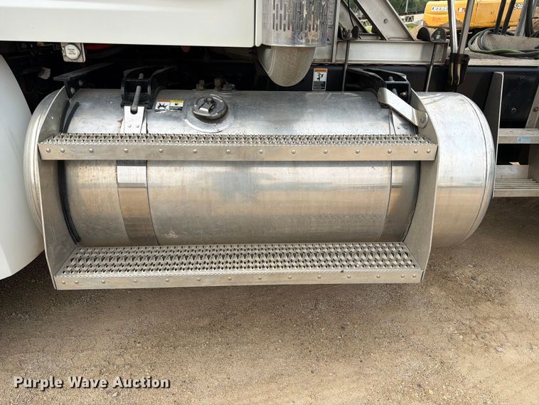 image for item FK3569 2019 Peterbilt 567 semi truck