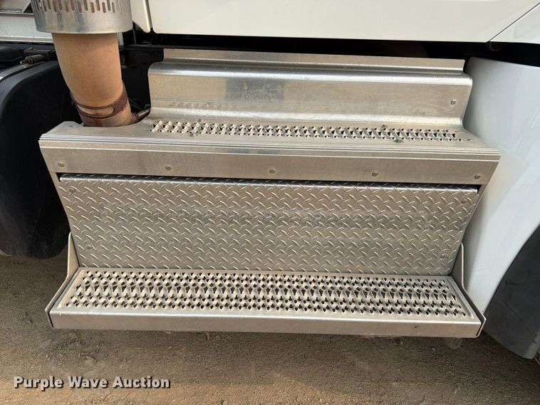 image for item FK3569 2019 Peterbilt 567 semi truck