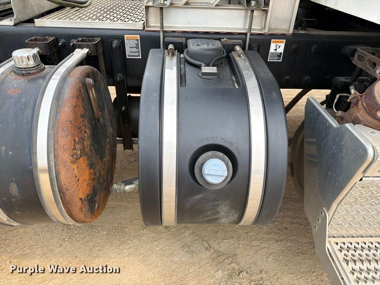 image for item FK3569 2019 Peterbilt 567 semi truck