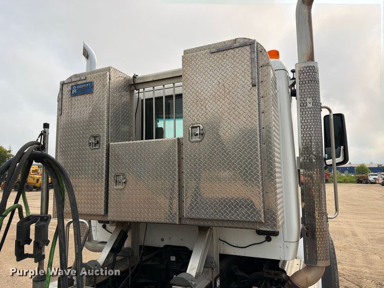 image for item FK3569 2019 Peterbilt 567 semi truck