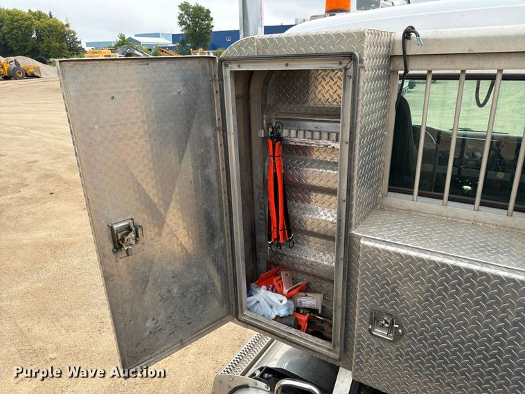 image for item FK3569 2019 Peterbilt 567 semi truck