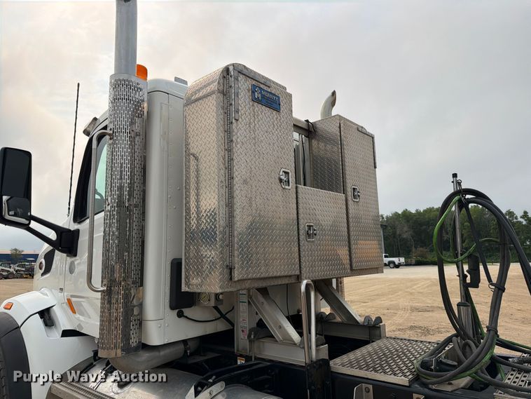 image for item FK3569 2019 Peterbilt 567 semi truck