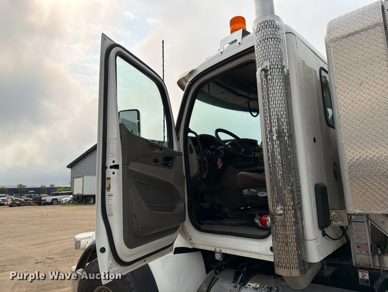 image for item FK3569 2019 Peterbilt 567 semi truck