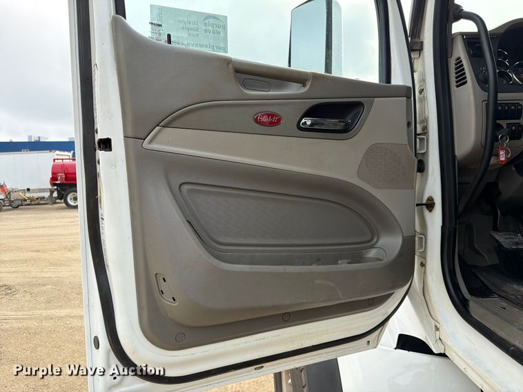 image for item FK3569 2019 Peterbilt 567 semi truck