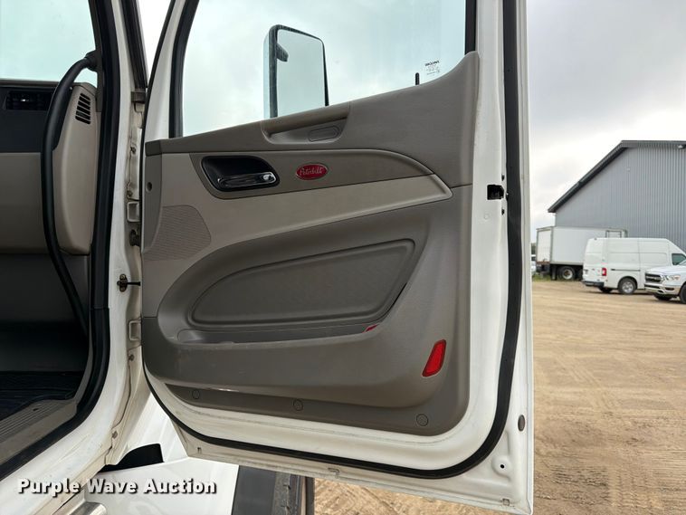 image for item FK3569 2019 Peterbilt 567 semi truck