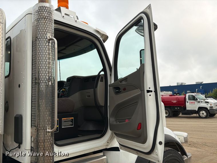 image for item FK3569 2019 Peterbilt 567 semi truck