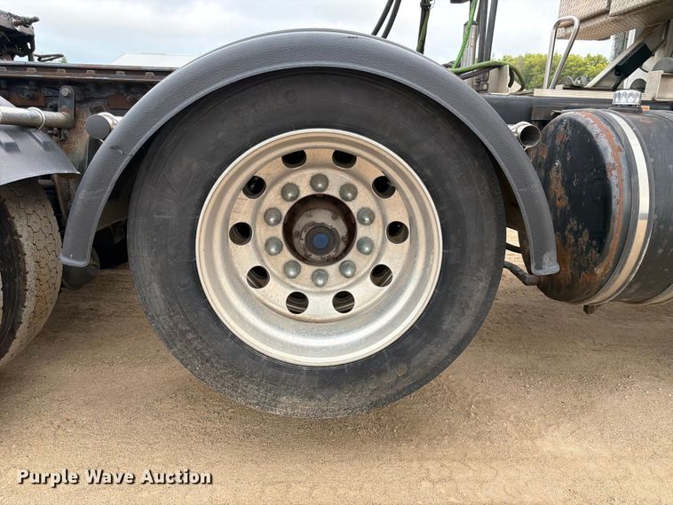 image for item FK3569 2019 Peterbilt 567 semi truck