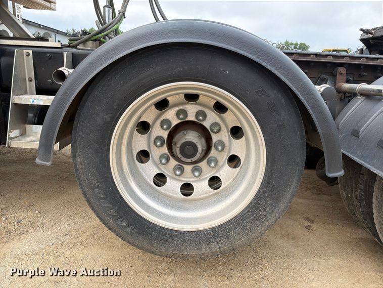 image for item FK3569 2019 Peterbilt 567 semi truck