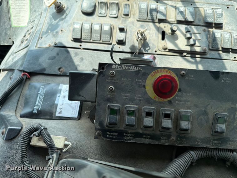 image for item FK4104 2009 Autocar WXLL refuse truck
