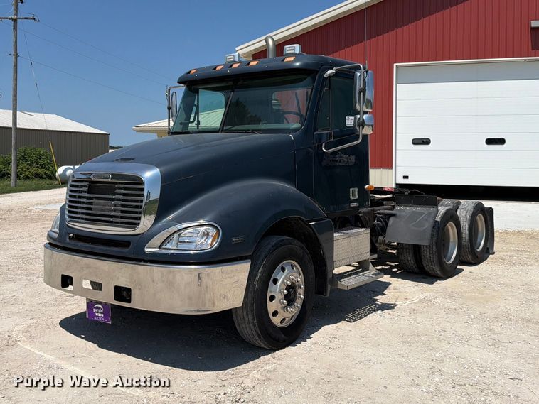 2004 Freightliner Columbia semi truck