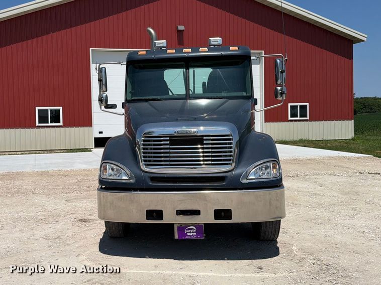 image for item FK4114 2004 Freightliner Columbia semi truck