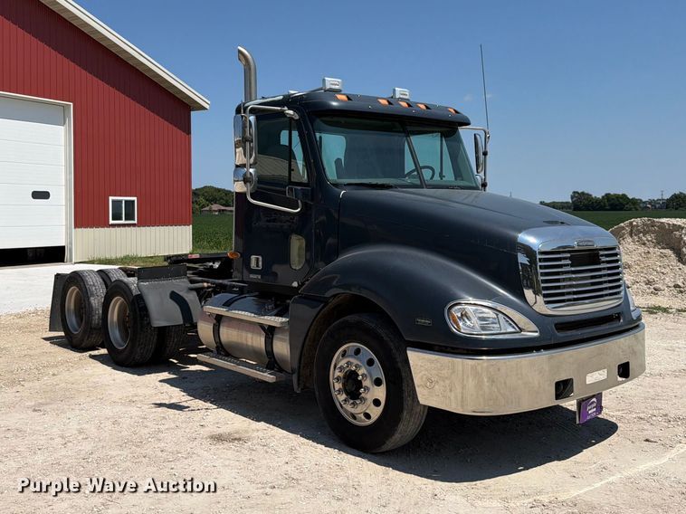 image for item FK4114 2004 Freightliner Columbia semi truck
