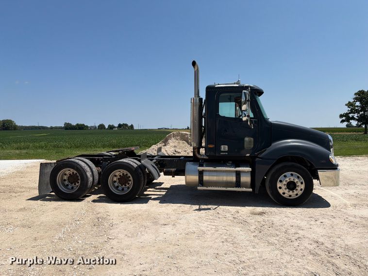 image for item FK4114 2004 Freightliner Columbia semi truck