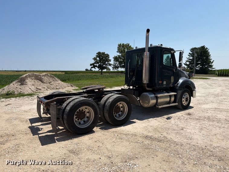 image for item FK4114 2004 Freightliner Columbia semi truck